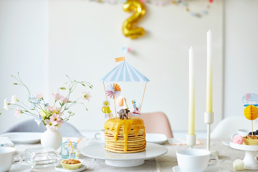 modern-and-fresh-table-decoration-with-the-theme-of-circus-and-for-a-picture
